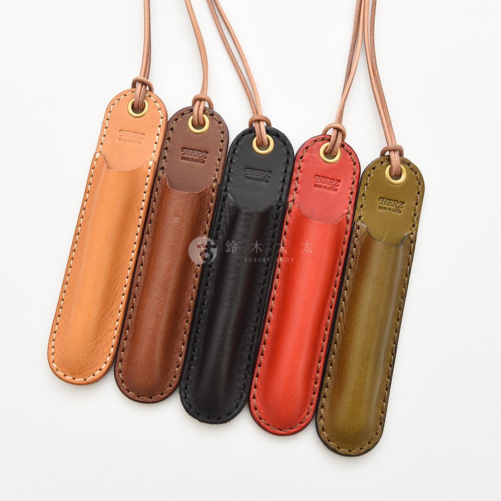 五支不同顏色的職人手作皮革掛繩筆套，包含橘棕、深棕、黑色、紅色、橄欖綠，筆套上有壓印品牌標誌，並附有皮革掛繩。