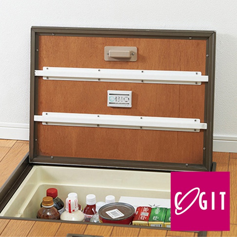 日製BIO長效除臭防霉貼片盒，內含六入貼片，產品盒身為棕色木紋內襯，附白色掛架及一個長方形淺灰色提把。下方收納空間擺放多瓶醬料瓶、罐頭及盒裝商品。