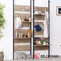 兩組頂天立地木質收納架，具有木紋面板和黑色金屬框架，架上擺放著廚房用品，如鍋具、調味料、餐具和裝飾品。