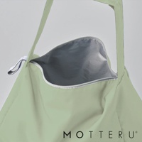 淺綠色輕時尚摺疊保冷肩背袋，材質為尼龍，內部為銀色保冷層，配有拉鍊開合和單肩背帶。