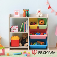 白色木製兒童玩具書櫃收納架，設有四層，頂層擺放著裝飾品、玩偶，中間三層為不同顏色的收納盒，分別裝有玩具、書籍和軟球，底部一層則擺放著大型積木玩具和泰迪熊玩偶。