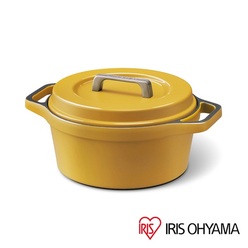 COTOCO 萬用無水調理鍋 26cm，黃色鑄鐵鍋身，帶有銀色金屬鍋蓋提把及兩側環狀提把，鍋蓋上有同色系圓形提鈕。