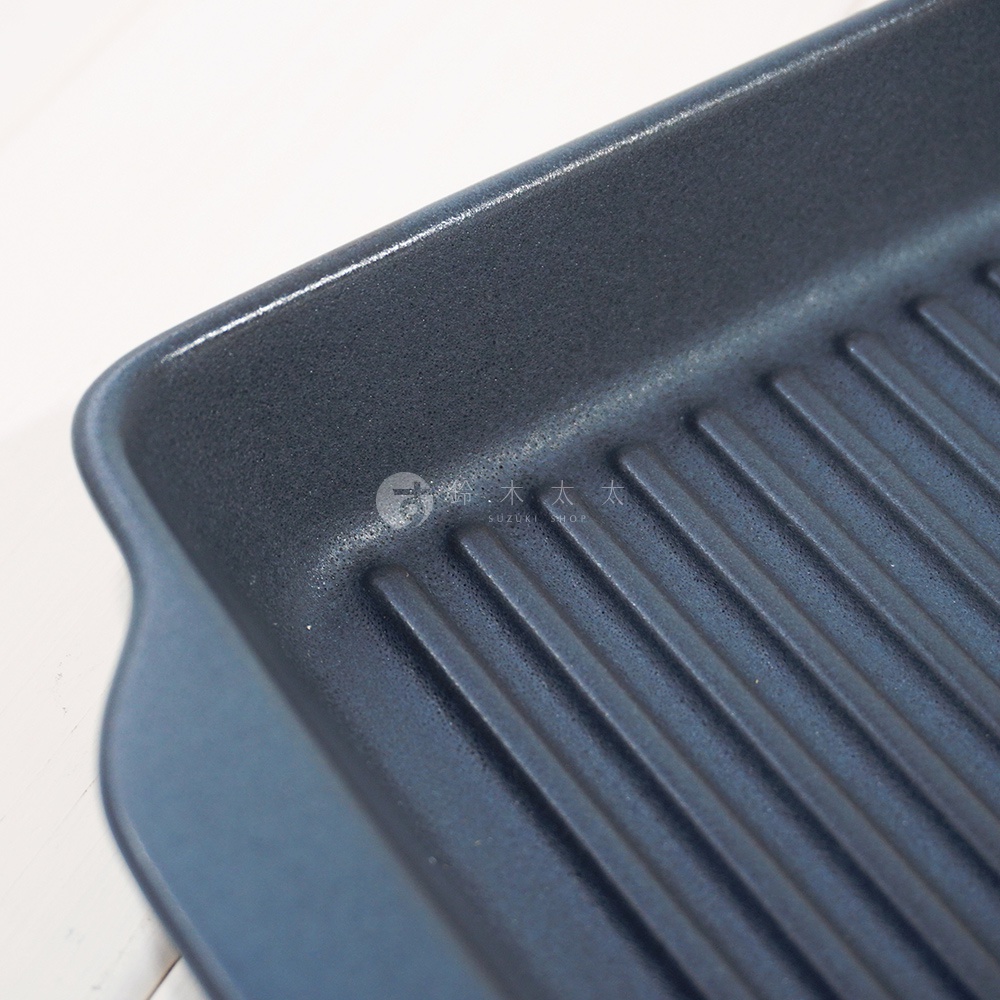 The chef 多功能耐熱陶製萬用長方形烤盤 S (波浪)，呈現深藍色，材質為陶製，表面帶有規則的波浪紋理，適合烤製食物。