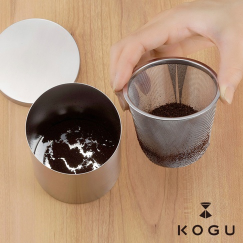 日製18-8不鏽鋼咖啡篩粉器，細緻網孔，附帶一個銀色金屬圓筒，其中裝有咖啡粉。