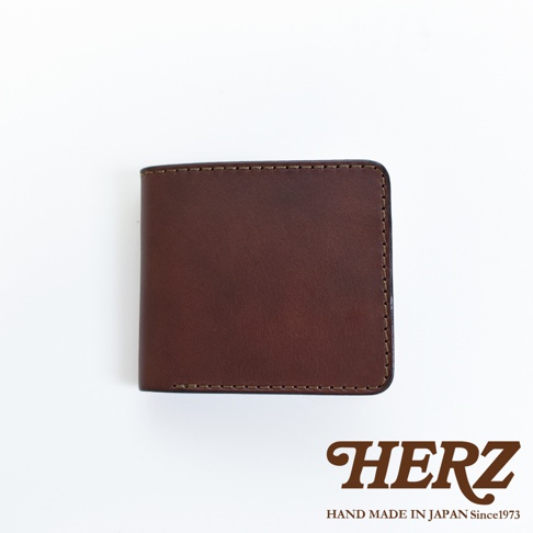 一個深棕色皮革的二折橫式短夾，有著手工縫線，整體呈現簡約風格。