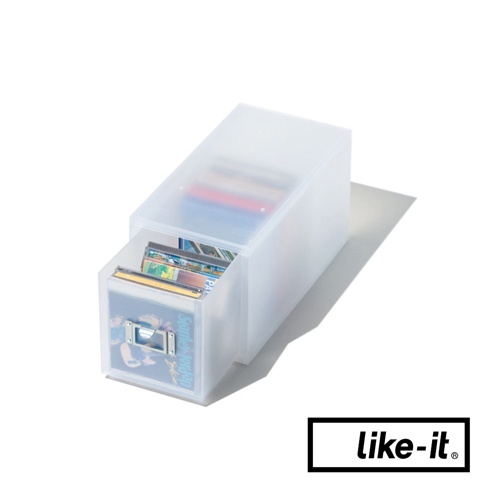 半透明白色塑膠製窄版收納盒，附有可抽出的抽屜，盒內裝有數張 CD。