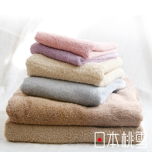 疊放著的飯店方巾，從上往下顏色分別為粉色、淡紫色、米白色、淺灰色、卡其色和棕色。方巾材質柔軟，呈現蓬鬆感。