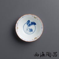白色陶瓷小菜碟，內側繪有藍色蘿蔔圖案，外緣飾有黃色與綠色扇形裝飾，碟邊呈現波浪狀，邊緣帶有土黃色。