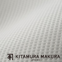 白色網狀透氣布料特寫，紋理清晰，質地輕盈。