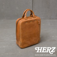 職人手作皮革Organ商務後背包，棕褐色，附有頂部提把與側邊拉鍊。