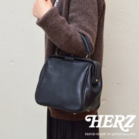 黑色皮革方形口金托特包，配有提把和金色五金配件，由日本職人手工製作。