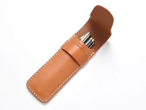 淺棕色皮革製成的單支鋼筆收納筆套，帶有白色縫線，筆套正面壓印有品牌標誌。