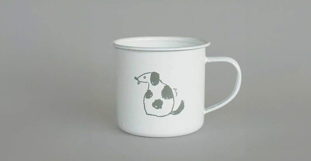 白色琺瑯馬克杯，杯身繪有灰色卡通小狗圖案，帶有把手。