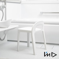 RETTO高腳一體簡約椅凳，白色塑膠材質，設計簡潔，椅背帶有鏤空手把，四腳穩固，擺放在浴室環境中。