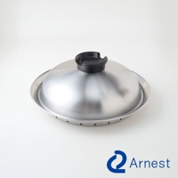 一個銀色不鏽鋼蒸盤，配有黑色提把的圓頂蓋，蒸盤邊緣有小孔，整體置於白色背景上。