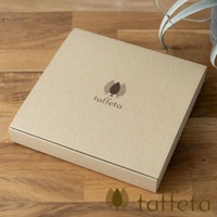 淺褐色紙盒，印有「taffeta」品牌標誌，為楓木盤 23cm 的包裝。