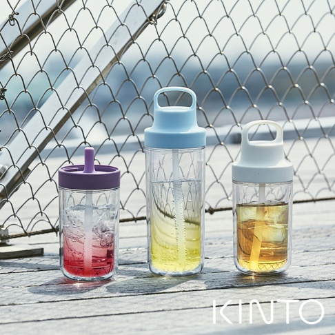 三款TO GO BOTTLE雙層隨手瓶，皆為透明塑膠材質，分別配有紫色、淺藍色及白色瓶蓋與吸管。左側瓶內裝有帶冰塊的紅色飲品，中間瓶內裝有淺黃色飲品，右側瓶內裝有琥珀色飲品。