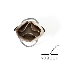 三河木綿刺子織手提托特包，灰色格紋外觀，內部米色襯裡，設有多個隔層，頂部有提把。