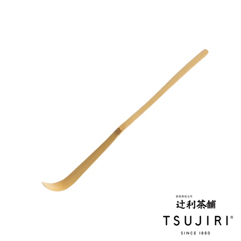 天然竹製抹茶杓，呈彎月形，色澤淡黃，質樸自然，是沖泡抹茶的傳統工具。