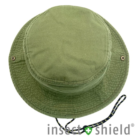 軍綠色圓頂漁夫帽，有寬帽簷，側面有兩個按鈕，底部有可調節的黑色繩子，上面有黃色線條。
