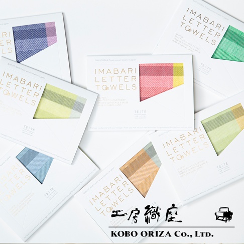 TETE 今治格紋信封式手帕，以信封式包裝展示，共有藍、粉紅、黃綠、藍綠、橘灰等四種格紋配色，材質為今治織物。