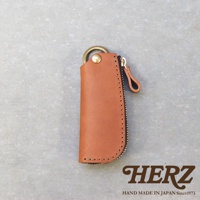 職人手作皮革Organ拉鍊鑰匙包，採用鞣製皮革製成，呈棕褐色，配有金色拉鍊及掛環，設計簡潔實用。