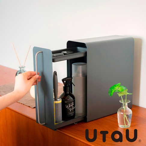 灰色抽屜式多功能收納整理櫃，櫃內有毛絮黏把、噴霧瓶、收納罐和鑰匙等物品。