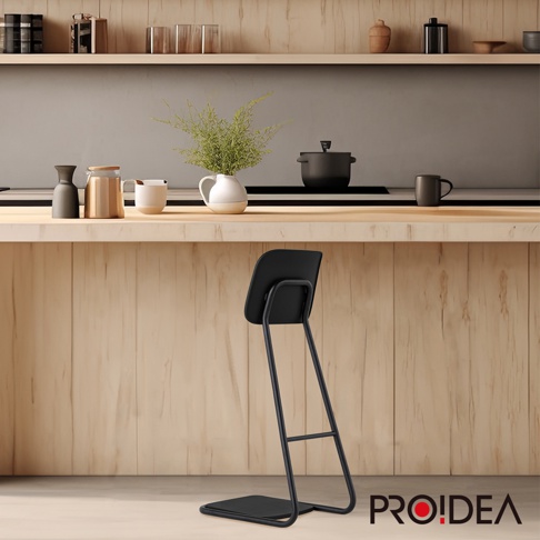 STAN CHAIR 人體工學站立椅，黑色，採用金屬框架與塑膠椅面，椅背向上延伸，線條簡潔，適合吧台或高桌面使用。