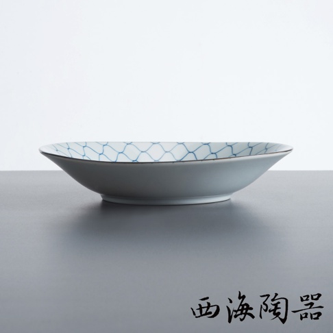 波佐見燒淺盤，陶瓷材質，淺灰色盤身，內側邊緣飾有藍色細緻網狀手繪圖案，盤緣細窄，整體呈現日式簡約風格。