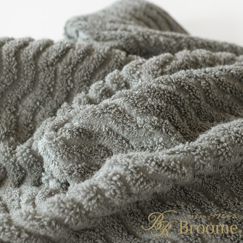 Broome 品牌柔軟的灰色毛巾，帶有精緻的波浪緹花織紋