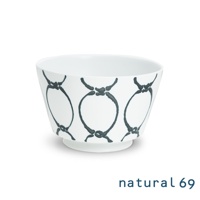 白色陶瓷手繪丼碗，碗身外側印有黑色鏈狀圓形圖案，底部為白色圓形座。