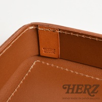 職人手作皮革小物收納盒 KZ-5 M，棕色皮革，內側有壓印「HERZ MADE IN JAPAN」字樣，邊緣縫線清晰。