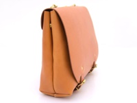 職人手作皮革雙扣兩用側背包 (CW-137) M，淺棕色光滑皮革材質，簡約方形設計，配有雙金屬扣環及金屬飾釘。