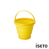 一個黃色的可伸縮旅行水桶，由矽膠製成，帶有提把，桶身有多層波浪狀褶皺設計，邊緣和底部為橙黃色。