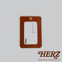 職人手作皮革直式證件識別夾，棕色皮革，縫線細緻，設有穿繩孔及透明卡片夾層。