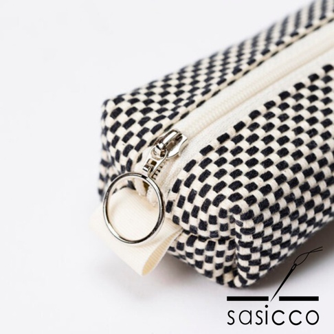 三河木綿刺子織筆袋，經典棋盤格紋，採用堅韌耐磨的刺子織法，搭配銀色拉鍊與圓形拉環，質感簡約。