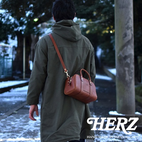 日本HERZ職人手作皮革兩用迷你波士頓包，可手提或肩背，採用Stare牛皮革製作，經典圓潤造型，附可拆式背帶，產地日本。