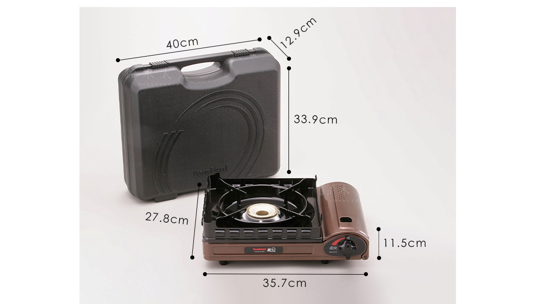 銅色金屬卡式爐，配有黑色爐架及可調式旋鈕，旁有一黑色塑膠收納盒，盒上有提把及霧面紋路。