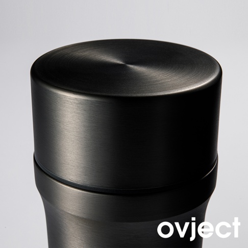 黑色金屬三用保溫瓶，瓶蓋為圓弧形設計，瓶身有細緻的髮絲紋路，品牌Logo「ovject」標示於瓶身右下方。