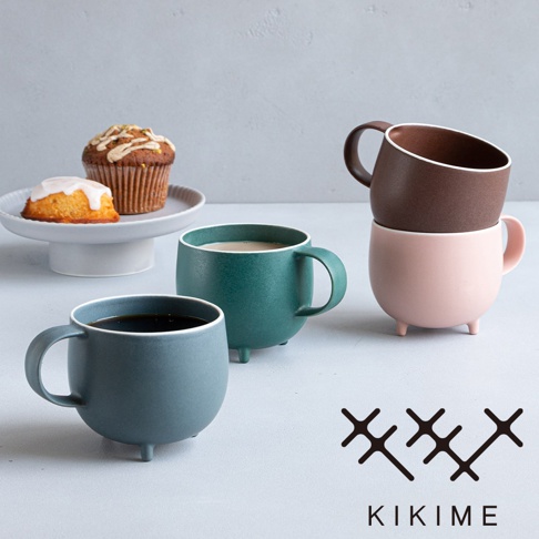 marumi 美濃燒斑石釉球型馬克杯，共有藍灰、墨綠、粉紅、咖啡棕四色。藍灰與墨綠馬克杯各有一個，杯身呈球型，帶有三個圓柱形杯腳，杯緣有白色釉邊。粉紅馬克杯疊在咖啡棕馬克杯下方，兩者同樣為球型杯身與三個圓柱形杯腳。