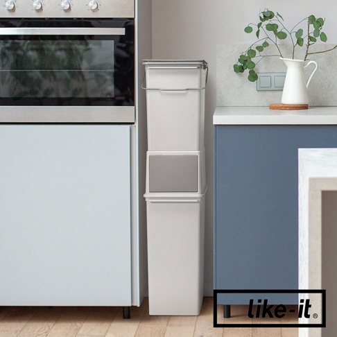 白色掀蓋式高版垃圾桶堆疊，配有灰色前蓋，放置於廚房櫃台旁。