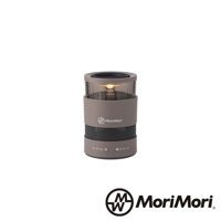 一個圓柱形灰褐色氛圍燈音響，頂部有透明燈罩，內有暖黃色燈泡，底部有黑色網狀揚聲器，側面印有白色MoriMori Logo，下方有控制按鈕。