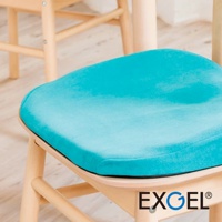 THE OWL 3D進階款坐墊，採用天藍色絨面材質，柔軟舒適，搭配淺木色椅凳。