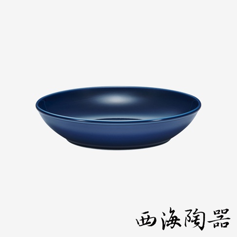 一個深藍色的波佐見燒Common陶瓷料理深碗，直徑21公分，具有光滑的陶瓷表面和簡潔的設計。