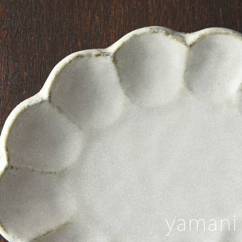 淺灰白色帶有粉引紋理的六瓣花型橢圓料理盤，邊緣呈現自然釉色，適合盛裝料理。