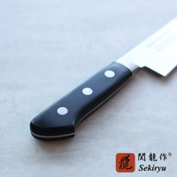 鉬釩不鏽鋼牛刀，18公分，黑色握柄，配有三個銀色鉚釘，刀身為銀色不鏽鋼材質。