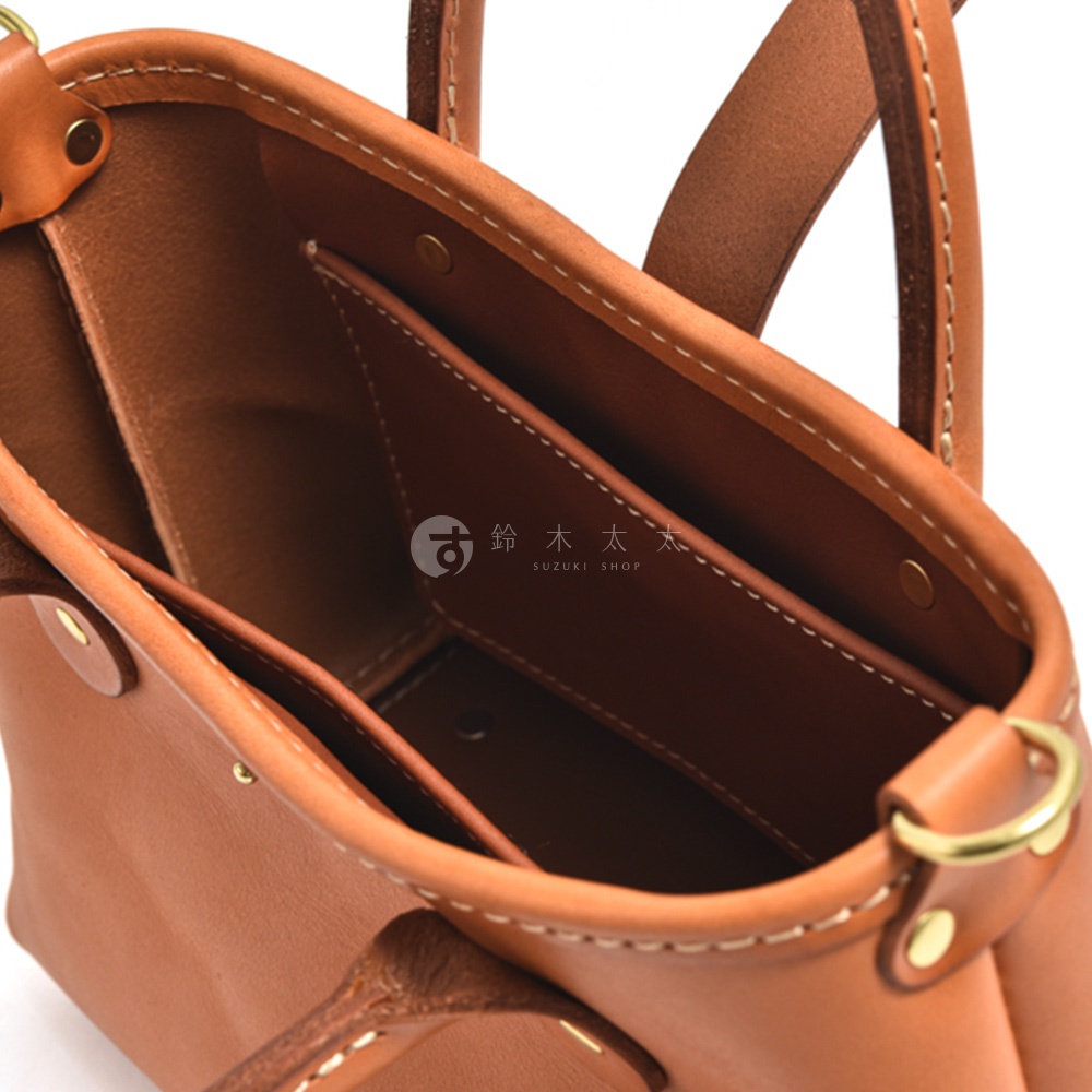 職人手作皮革迷你托特包，採用光滑棕色皮革製成，包內有兩個隔層，頂部有提把和金色金屬配件。