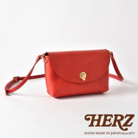 紅色皮革迷你單肩手袋，配有可調節肩帶和金色旋轉鎖扣。