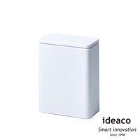 白色簡約方形按壓式垃圾桶，帶有蓋子，可置於桌邊或落地，材質為塑膠。