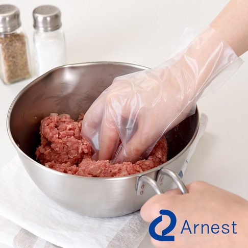 Arnest 品牌 logo 下方，手戴著透明手套正在攪拌鋼碗中的絞肉。